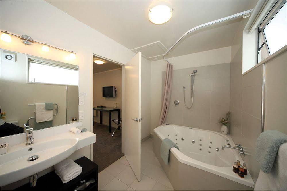 Salerno Motel Apartments Christchurch Exterior foto A bathroom in a hotel