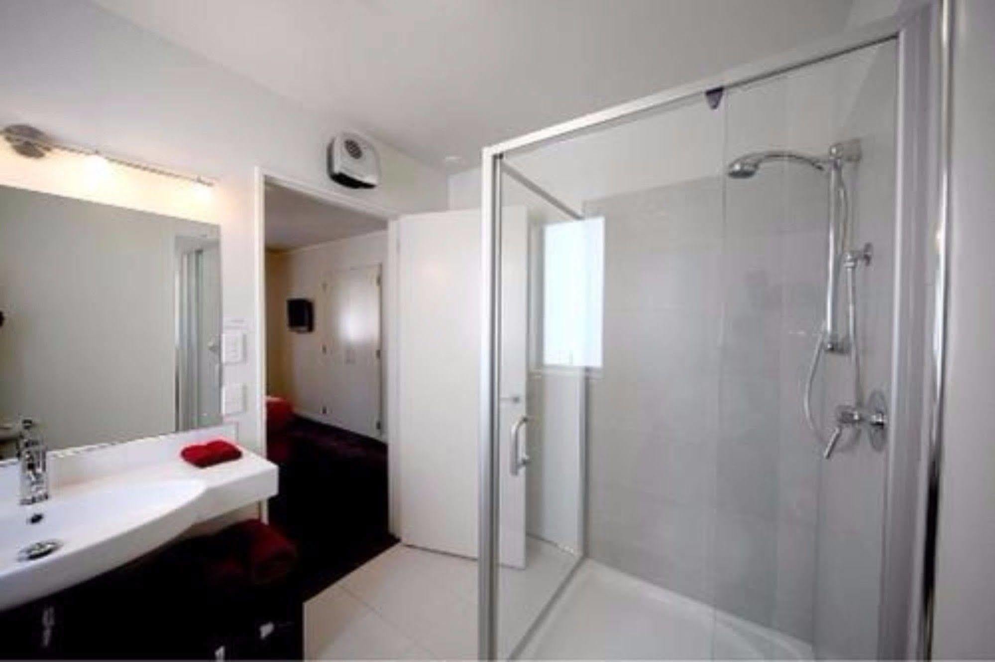 Salerno Motel Apartments Christchurch Exterior foto A shower cubicle